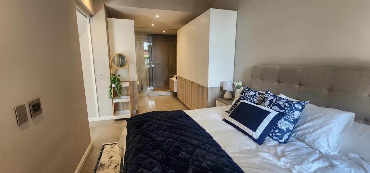 Menlyn Maine Trilogy Penthouse 42 Apartment *